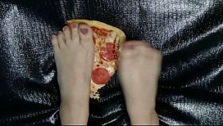 [Toes, Pies, Est Servida Bajo] Tu Cena Est Servida Bajo Mis Pies
