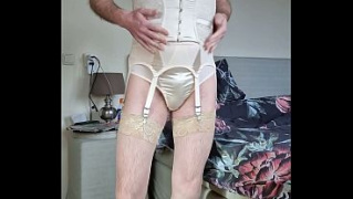 [Lynneglover, Vintage, Wearing] Crossdresser Wearing Vintage Girdle